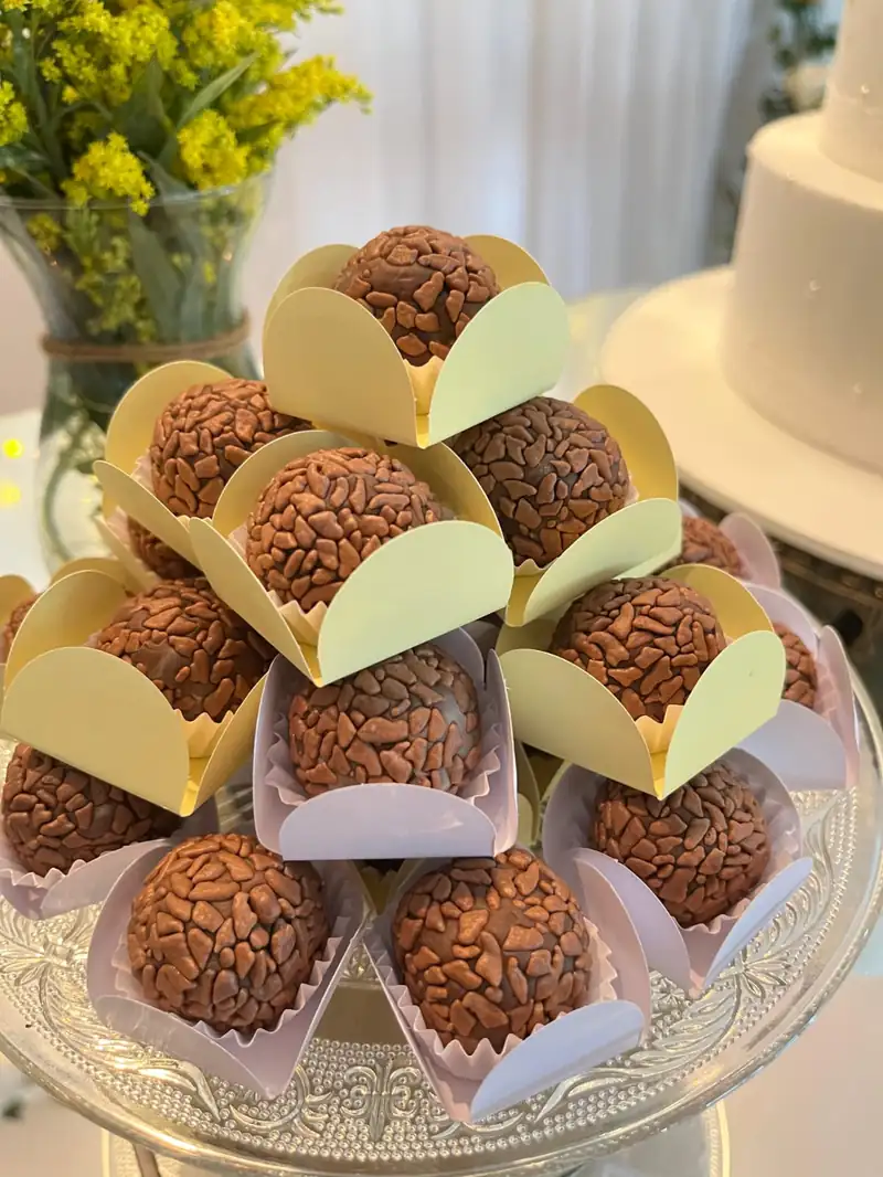 Brigadeiros tradicionais — versão com granulado