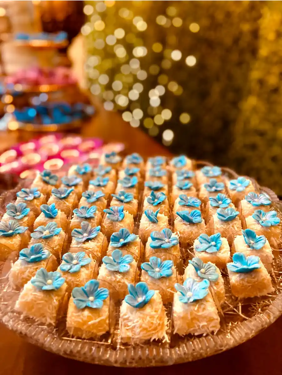 Beijinho Floral com flores de pasta americana