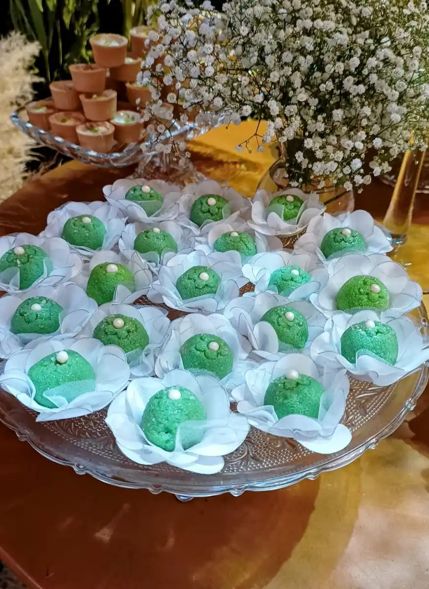 Cristal de uva — brigadeiro branco com uva Thompson no açúcar