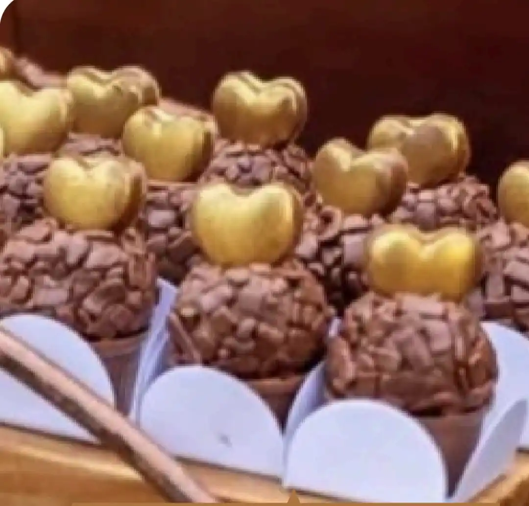 Meiguinho — copinho com brigadeiro e coração dourado