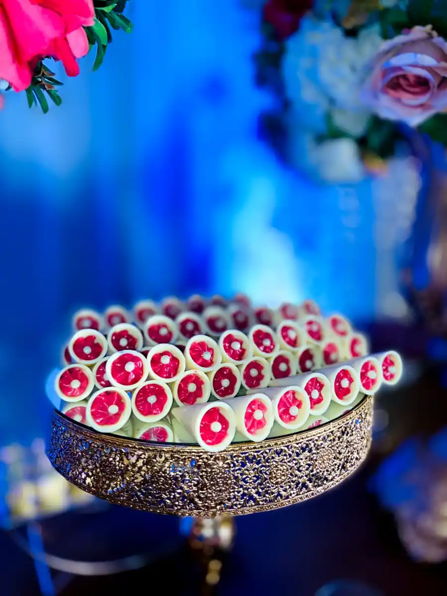 Cone de chocolate branco com recheio de frutas