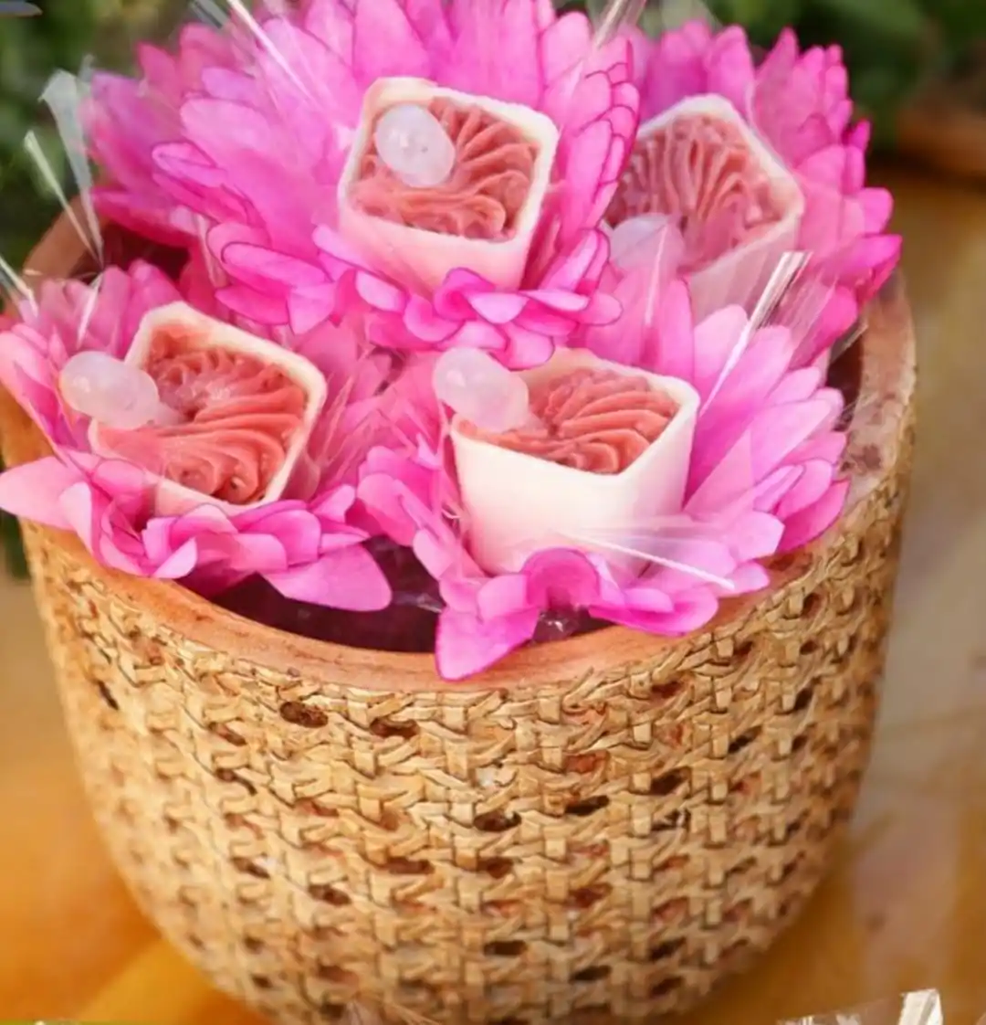 Doces etílicos com recheio de morango e ampola de champanhe