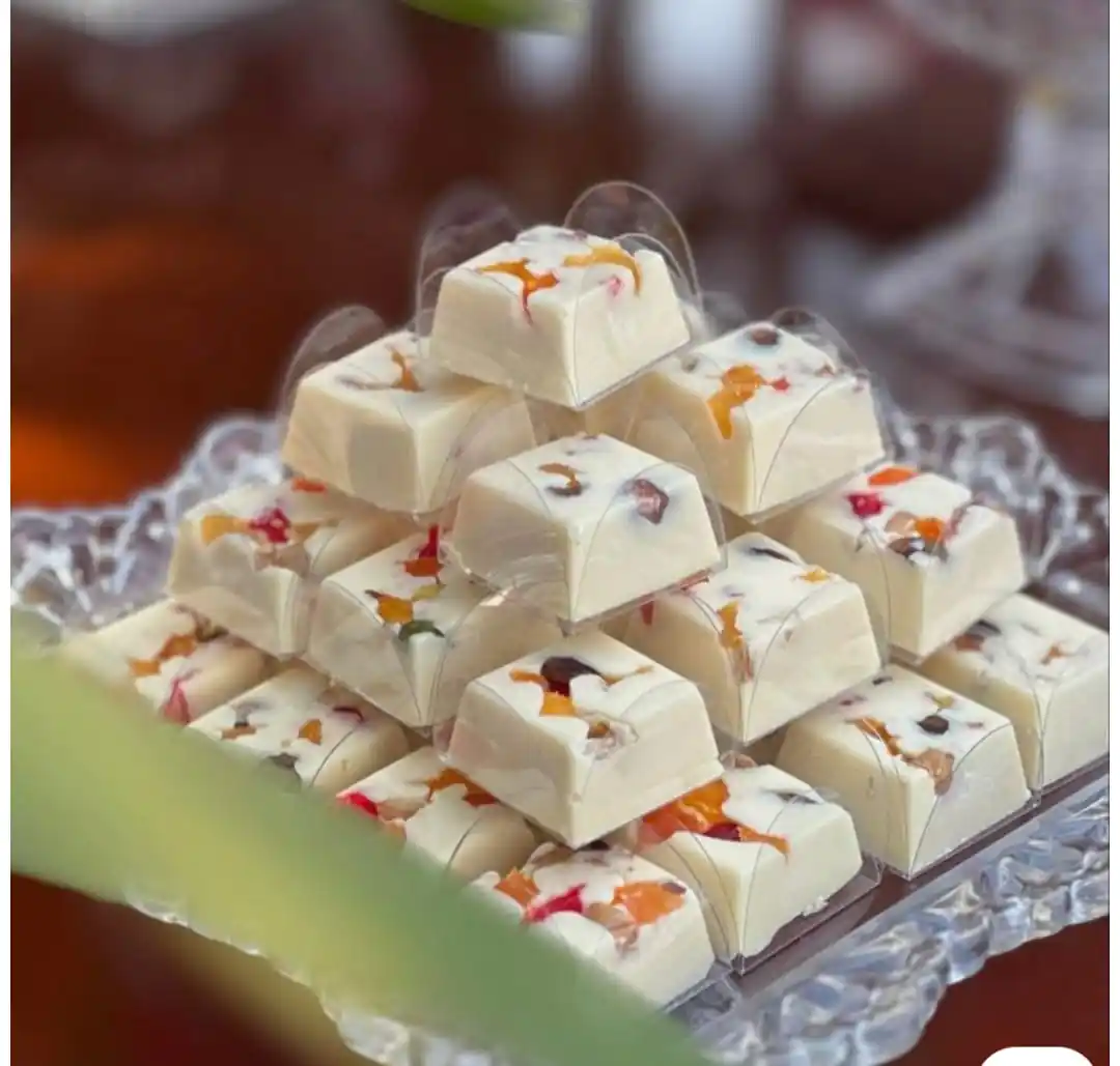 Bombom maciço de frutas secas — chocolate ao leite ou branco